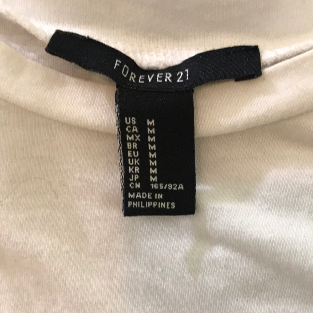 Simple white top - Picture 2 of 2